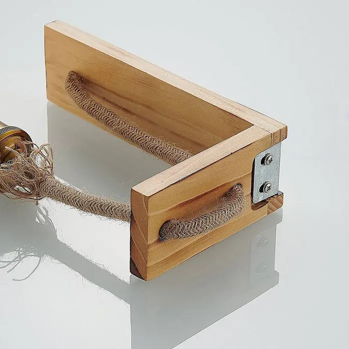 Lindby Wandleuchte Helou - Holz hell, E27 - Helle Holzhalterung in U-Form mit dickem, strukturiertem Juteseil, Teil einer rustikalen Leuchte.