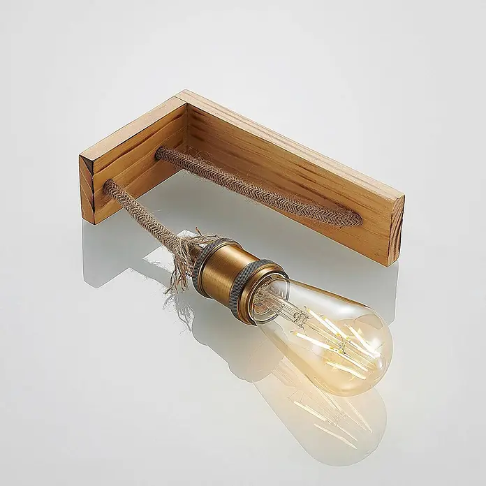 Lindby Wandleuchte Helou - Holz hell, E27 - Rustikale Wandleuchte mit L-förmigem Holzsockel, geflochtener Juteschnur und goldfarbener Fassung mit Edison-LED-Glühbirne.