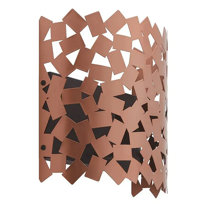 Lucande Wandleuchte Aeloria - kupfer, E27 - Gebogenes, kupferfarbenes Metall-Dekorationspaneel mit zerstreutem geometrischem Ausschnittmuster.