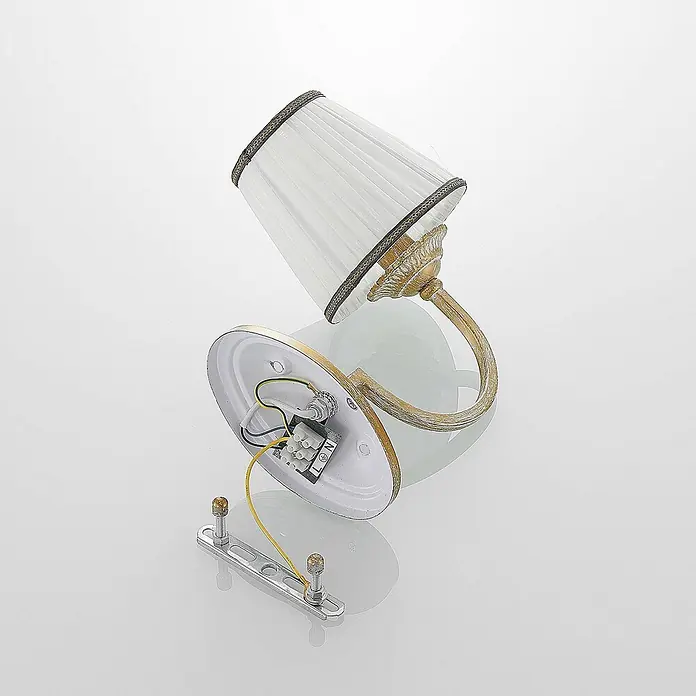 Lindby Wandleuchte Lumiel - bronze / altmessing, creme / amber, E14 - Cremefarbene und goldene Wandleuchte im Used-Look mit plissiertem Stoffschirm, zeigt interne Verkabelung und Montagehalterung.