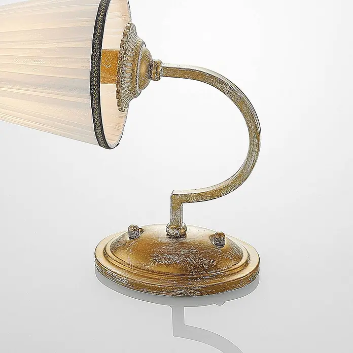 Lindby Wandleuchte Lumiel - bronze / altmessing, creme / amber, E14 - Wandleuchte aus antikgoldfarbenem Metall mit plissiertem, cremefarbenem Stoffschirm.