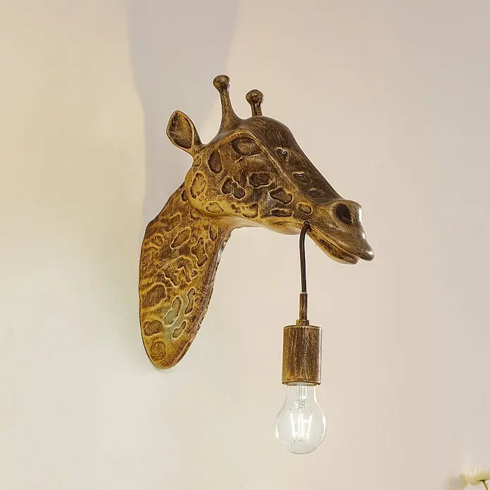Lindby Wandleuchte Nirvathia - bronze / altmessing, E27 - Wandleuchte in Form eines Giraffenkopfes aus Antikgold, die eine Glühbirne hält.
