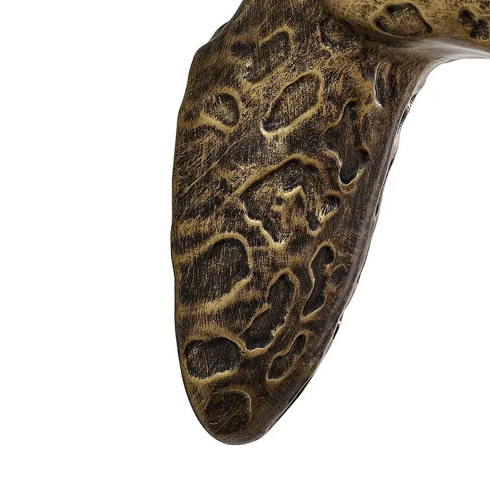 Lindby Wandleuchte Nirvathia - bronze / altmessing, E27 - Nahaufnahme eines texturierten, antikbronzenen Dekorationsartikels mit organischer, unregelmäßiger Form.