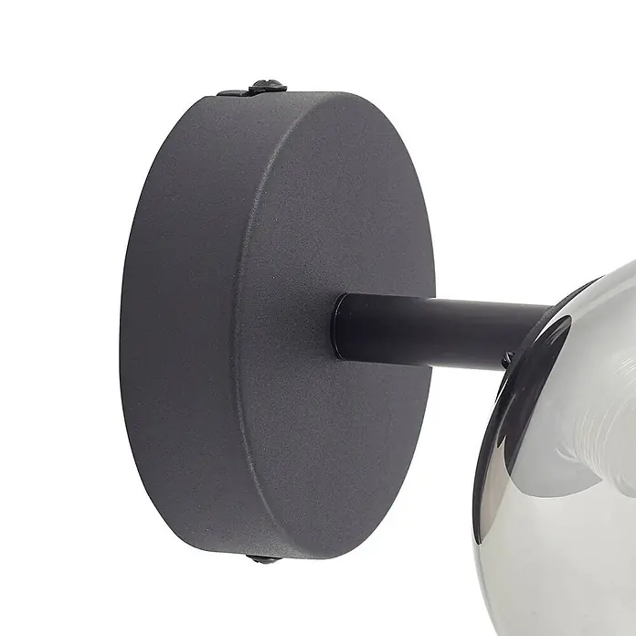Lindby Wandleuchte Valentina - schwarz, alu / grau / zink, G9 - Schwarze moderne Wandleuchte mit runder Basis, geradem Arm und einem klaren Glaskugelschirm, der eine weiße Glühbirne enthüllt.
