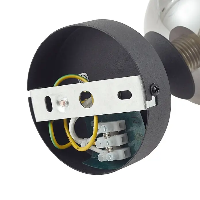 Lindby Wandleuchte Valentina - schwarz, alu / grau / zink, G9 - Schwarzer Lampensockel innen: silberne Montagehalterung, Elektrokabel (gelb/grün, weiß, gelb) und Klemmenblock für den Anschluss.