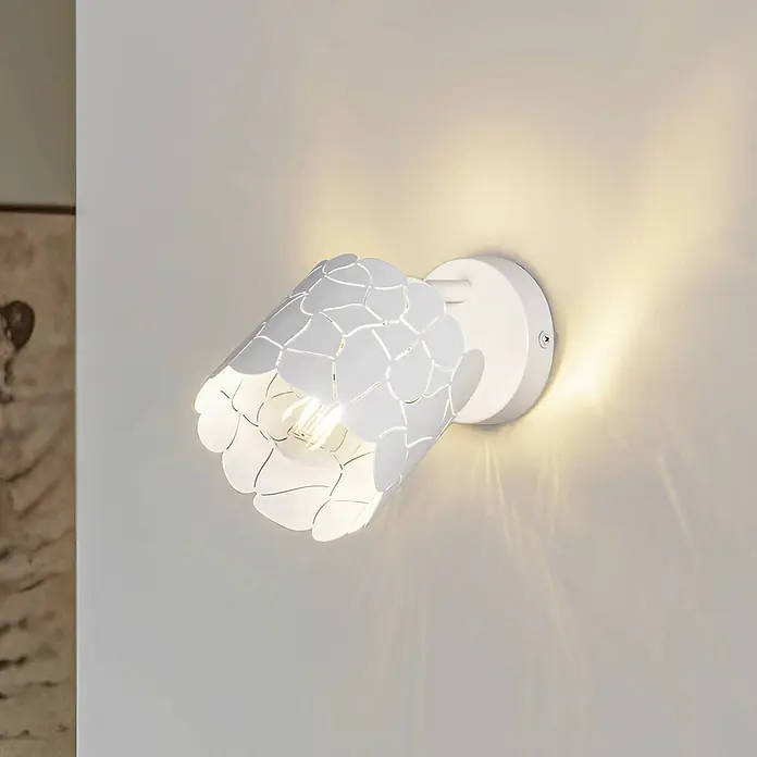 Lindby Wandleuchte Aralena - weiß / opal, weiß / opal, E27 - Weiße Wandleuchte aus Metall mit dekorativem perforiertem Schirm, spendet warmes Licht an eine Wand.