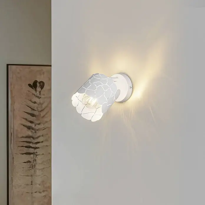 Lindby Wandleuchte Aralena - weiß / opal, weiß / opal, E27 - Weiße Wandleuchte mit dekorativem gemustertem Schirm an der Wand, die warmes, schräg nach oben gerichtetes Licht abgibt.