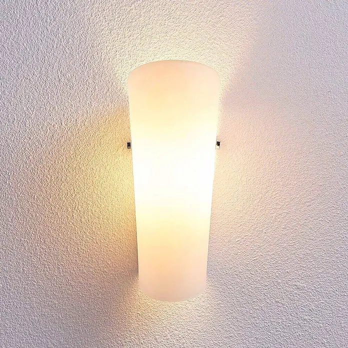 Lindby Wandleuchte Aurora - L x B x H: 11 x 12 x 28 cm, weiß / opal, E27 - Wandleuchte aus satiniertem Glas, die eine strukturierte Wand beleuchtet.