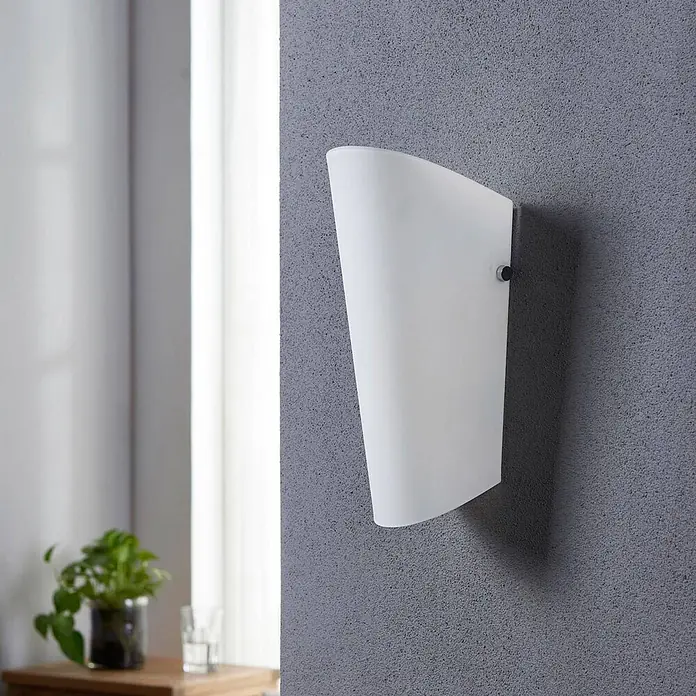 Lindby Wandleuchte Aurora - L x B x H: 11 x 12 x 28 cm, weiß / opal, E27 - Weiße, geschwungene Wandleuchte an einer strukturierten grauen Wand.