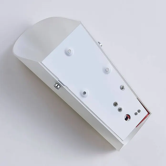 Lindby Wandleuchte Aurora - L x B x H: 11 x 12 x 28 cm, weiß / opal, E27 - Weißes Metall-Wandleuchtengehäuse mit gebogener Oberseite, sichtbaren Schrauben und Verkabelung.
