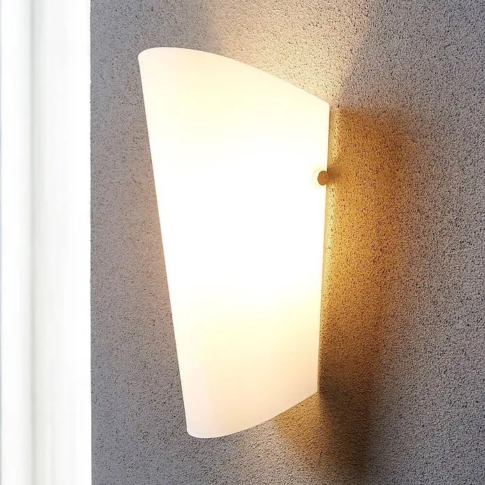 Lindby Wandleuchte Aurora - L x B x H: 11 x 12 x 28 cm, weiß / opal, E27 - Geschwungene Wandleuchte aus mattiertem Weißglas, an einer strukturierten Wand montiert, warmes Licht spendend.