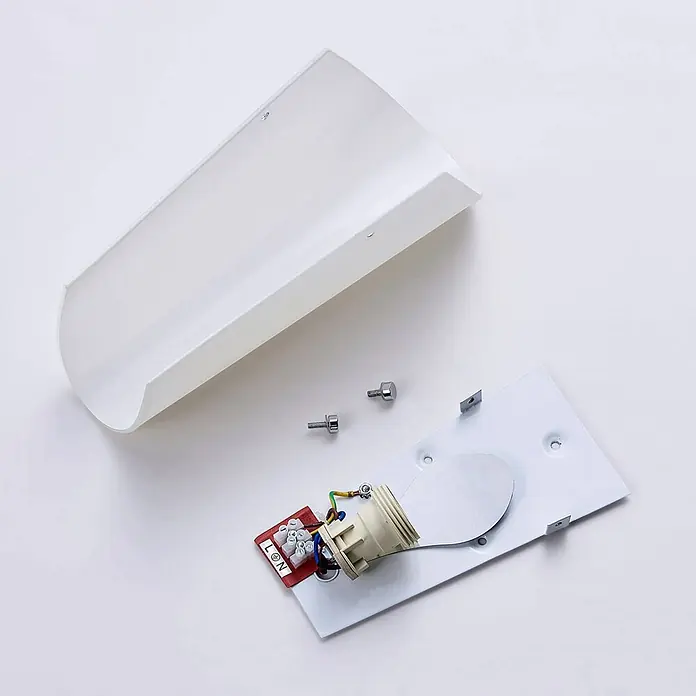 Lindby Wandleuchte Aurora - L x B x H: 11 x 12 x 28 cm, weiß / opal, E27 - Demontierte weiße Wandleuchte mit gebogenem Diffusor, Grundplatte, Fassung, Verkabelung, Klemmenblock und Schrauben.