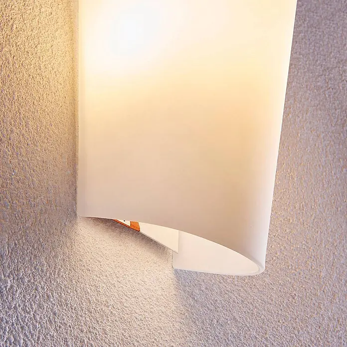 Lindby Wandleuchte Aurora - L x B x H: 11 x 12 x 28 cm, weiß / opal, E27 - Wandleuchte mit gebogenem, mattweißem Diffusor an strukturierter Wand, strahlt warmes Licht aus.