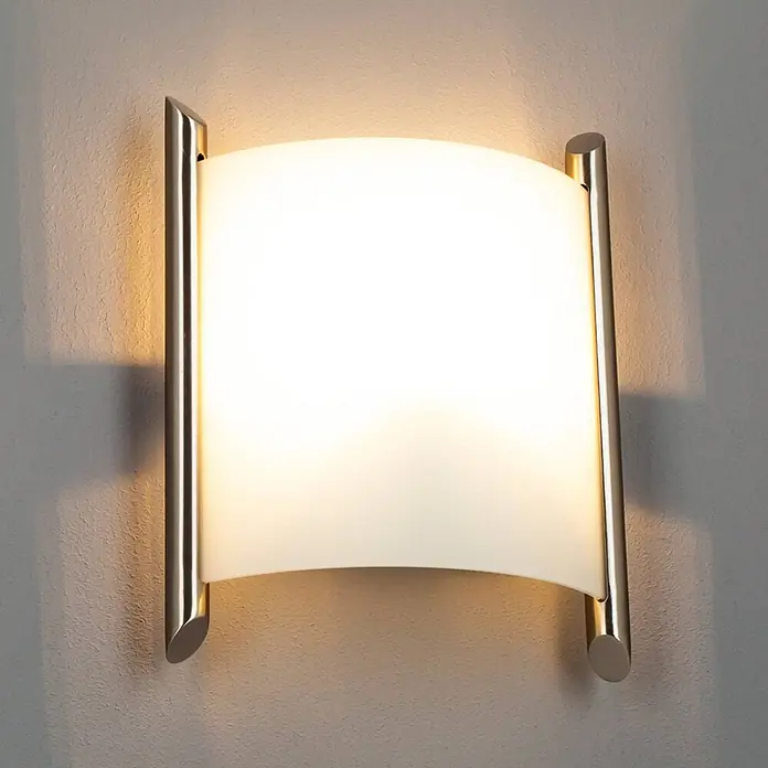 Lindby Wandleuchte Filippa - alu / grau / zink, weiß / opal, E27 - Gebürstete Metall-Wandleuchte mit gebogenem, mattweißem Diffusor, leuchtend mit warmem Licht.