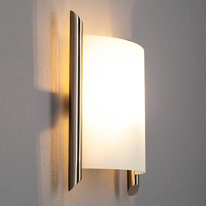 Lindby Wandleuchte Filippa - alu / grau / zink, weiß / opal, E27 - Moderne Wandleuchte aus gebürstetem Metall mit mattiertem Glasdiffusor, die ein warmes Licht an die Wand wirft.
