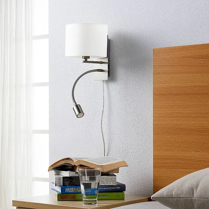 Lindby Wandleuchte Florens - L x B x H: 24 x 18 x 23,5 cm, alu / grau / zink, E14 - Wandleuchte mit weißem Stoffschirm, verstellbarem Leselicht aus gebürstetem Metall und USB-Anschlüssen, im Schlafzimmer.