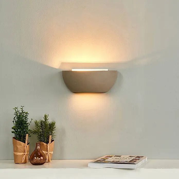 Lindby Wandleuchte Renata - alu / grau / zink, E14 - Moderne, halbkreisförmige Wandleuchte in Betonoptik, die warmes Auf- und Ablicht an eine Wand wirft.