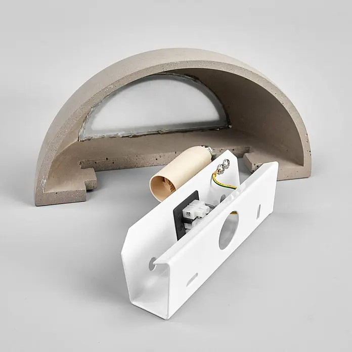 Lindby Wandleuchte Renata - alu / grau / zink, E14 - Demontierte Wandleuchte mit grauem Beton-Halbkugelschirm und weißer Metallhalterung mit elektrischen Komponenten.