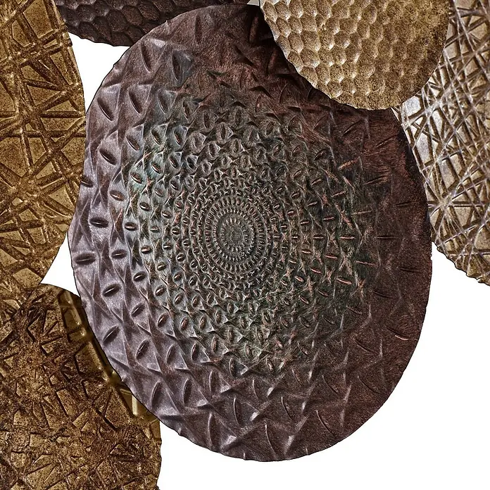Lindby Wandleuchte Soraya - messing / gold, E27 - Dekorative Metallwandkunst mit überlappenden, texturierten Scheiben in Bronze- und Goldtönen, die zentrale Scheibe hat ein Spiralmuster.