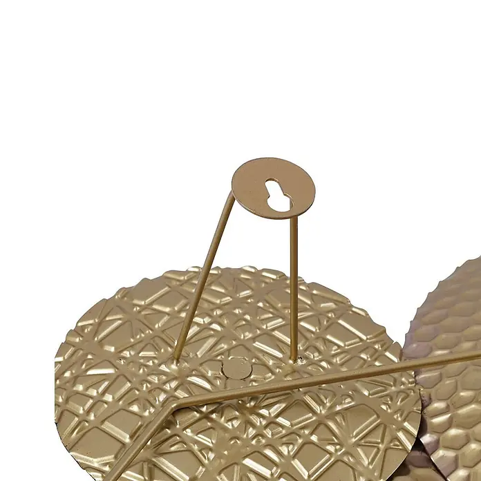 Lindby Wandleuchte Soraya - messing / gold, E27 - Rückseite einer goldfarbenen Metall-Wanddekoration mit Schlüssellochaufhängung und Stützstangen.