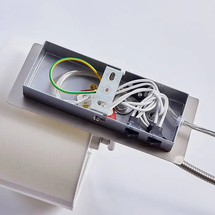 Lindby Wandleuchte Florens - L x B x H: 24 x 18 x 23,5 cm, alu / grau / zink, E14 - Elektrische Verdrahtung in einem metallischen Leuchtenfuß mit Erdungsdraht, isolierten Drähten und zwei schwarzen Schaltern.