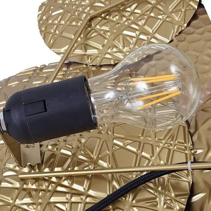 Lindby Wandleuchte Soraya - messing / gold, E27 - Nahaufnahme einer LED-Filament-Glühbirne in schwarzer Fassung auf goldener, strukturierter Metallhalterung mit schwarzem Kabel.