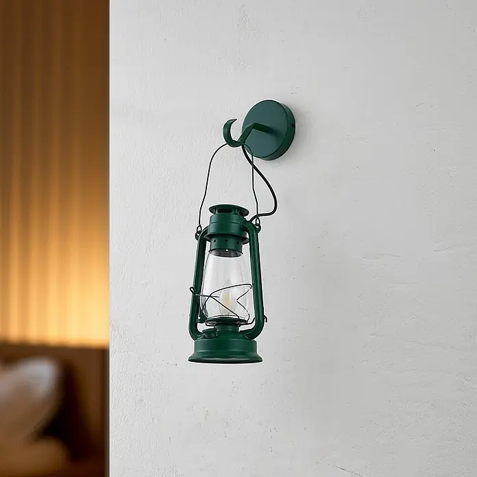 Lindby Wandleuchte Raisa - grün, E14 - Grüne Metalllaterne mit klarem Glasglobus, wandmontiert.