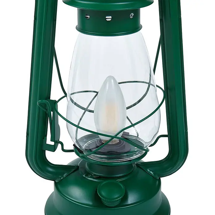 Lindby Wandleuchte Raisa - grün, E14 - Nahaufnahme einer grünen Metalllaterne mit klarem Glasglobus und einer LED-Birne im Inneren.
