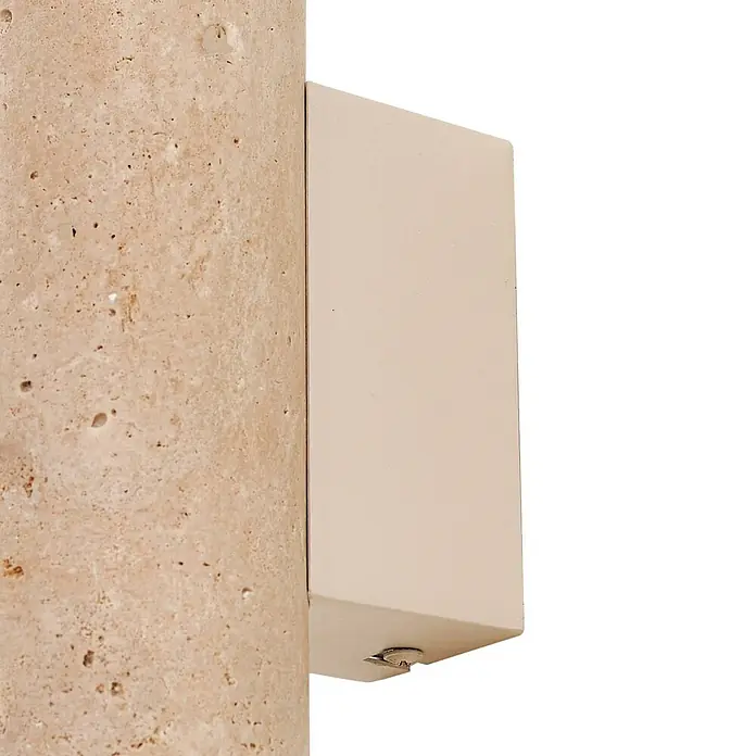 Lucande Wandleuchte Tavira - L x B x H: 11 x 7 x 23 cm, creme / amber, GU10 - Hellbeige rechteckige Außenleuchte an einer strukturierten Steinsäule montiert.