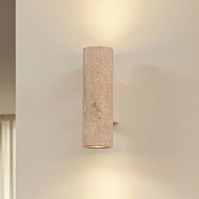 Lucande Wandleuchte Tavira - L x B x H: 11 x 7 x 23 cm, creme / amber, GU10 - Zylindrische Wandleuchte aus strukturiertem beigem Stein, spendet Licht nach oben und unten.