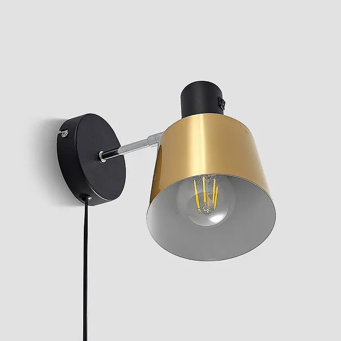 Lindby Wandleuchte Vlada - L x B x H: 21,9 x 13 x 19 cm, schwarz, messing / gold, E27 - Schwarze und goldene Wandleuchte mit konischem Schirm, Chromarm und sichtbarer Filament-LED-Birne, mit Schalter und schwarzem Kabel.