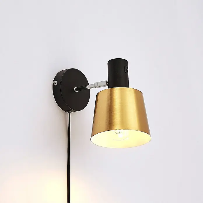Lindby Wandleuchte Vlada - L x B x H: 21,9 x 13 x 19 cm, schwarz, messing / gold, E27 - Schwarze Wandleuchte mit verstellbarem Messingschirm, sichtbarem Kabel, Ein/Aus-Schalter und warmem Licht.