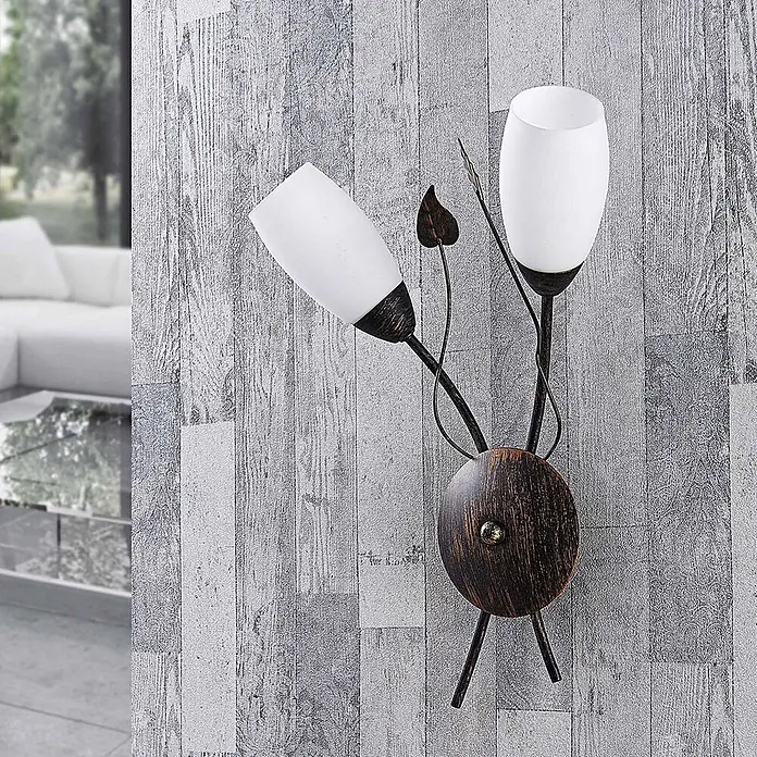 Lindby Wandleuchte Stefania - L x B x H: 10 x 44 x 42,5 cm, braun / rost, E14 - Zweiflammige Wandleuchte mit mattierten Glasschirmen und dunkler Bronzeoberfläche, an einer strukturierten Wand montiert.