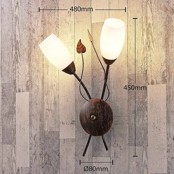 Lindby Wandleuchte Stefania - L x B x H: 10 x 44 x 42,5 cm, braun / rost, E14 - Rustikale Wandleuchte mit zwei weißen Glasschirmen, einer zentralen bronzefarbenen Basis und dekorativen Metallblättern.