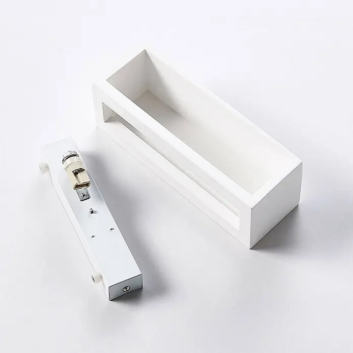 Lindby Wandleuchte Santino - L x B x H: 7,5 x 21,8 x 7,5 cm, weiß / opal, G9 - Zerlegte weiße rechteckige Wandleuchte, bestehend aus Gehäuse und Innenarmatur mit Lampenfassung.