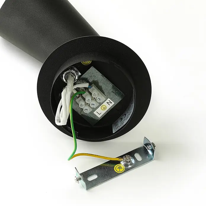 Lucande Wandleuchte Wibke - L x B x H: 17 x 9 x 24 cm, schwarz, schwarz, GU10 - Innenansicht eines schwarzen Leuchtenfußes mit elektrischer Anschlussklemme (N, L, Erde) und Metall-Montagebügel mit Erdungskabel.