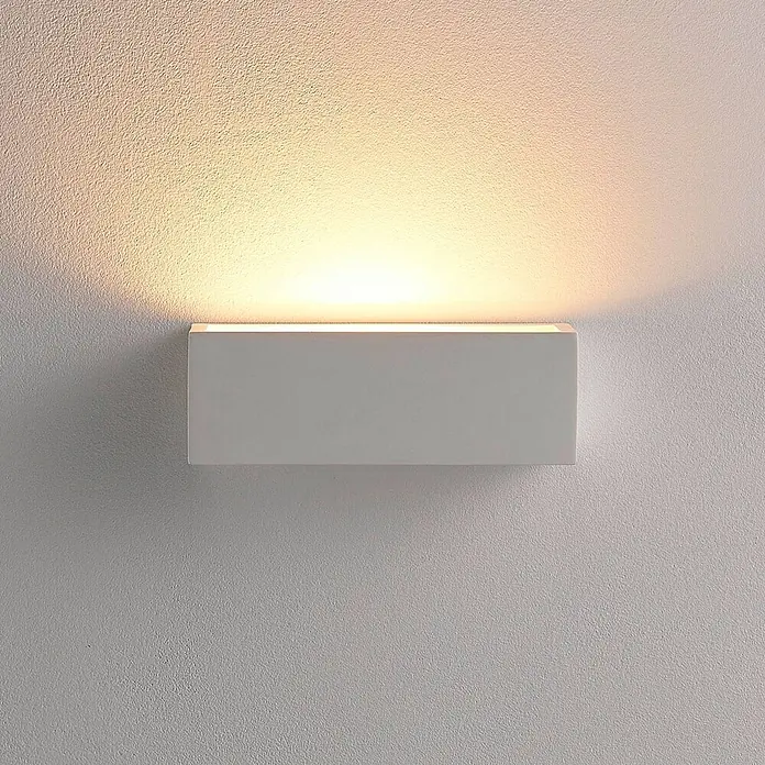 Lindby Wandleuchte Santino - L x B x H: 7,5 x 21,8 x 7,5 cm, weiß / opal, G9 - Weiße, rechteckige Wandleuchte, die warmes Licht nach oben und unten auf eine strukturierte Wand wirft.