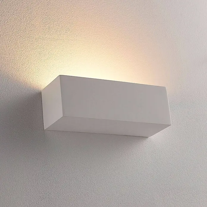 Lindby Wandleuchte Santino - L x B x H: 7,5 x 21,8 x 7,5 cm, weiß / opal, G9 - Weiße rechteckige Wandleuchte, die warmes Licht nach oben und unten auf eine strukturierte Wand wirft.
