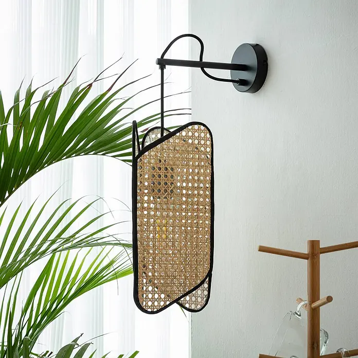 Lucande Wandleuchte Bassiola - L x B x H: 27 x 19 x 53 cm, schwarz, Holz hell, E27 - Wandleuchte mit schwarzem Metallrahmen und langem Rattan-Geflechtschirm.