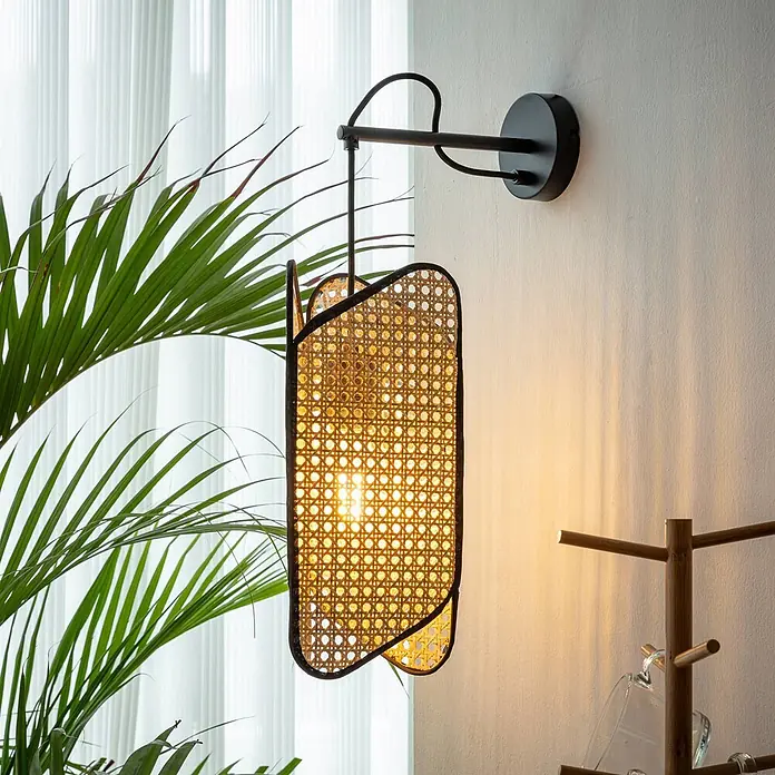 Lucande Wandleuchte Bassiola - L x B x H: 27 x 19 x 53 cm, schwarz, Holz hell, E27 - Schwarze Metall-Wandleuchte mit rechteckigem Rattan-Geflecht, an der Wand montiert und beleuchtet.