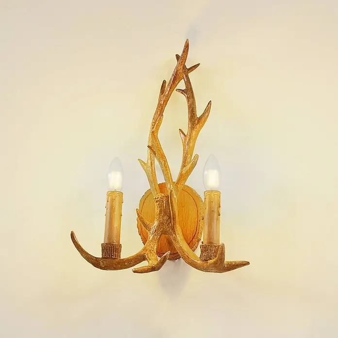 Lindby Wandleuchte Fibi - L x B x H: 16,8 x 36 x 47 cm, braun / rost, braun / rost, E14 - Rustikale Geweih-Wandleuchte mit zwei warmen, kerzenförmigen Glühbirnen aus braunem Holzimitat.
