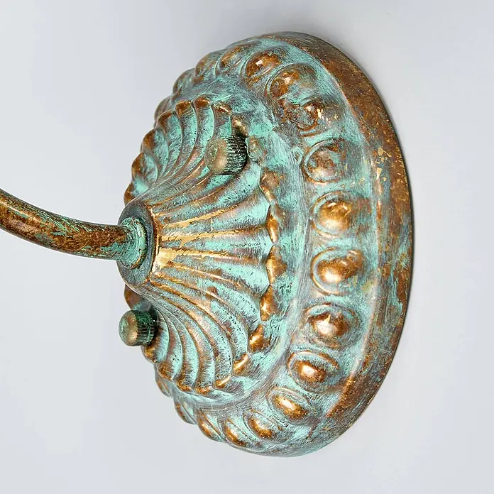Lindby Wandleuchte Beno - bronze / altmessing, bronze / altmessing, E14 - Dekorative Wandhalterung mit geriffelten und geprägten Details, patiniert in Bronze und Grünspan.