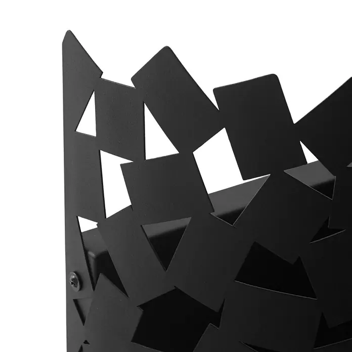 Lucande Wandleuchte Aeloria - schwarz, E27 - Schwarzes Metallobjekt mit modernem geometrischem Muster aus dreieckigen und rechteckigen Ausschnitten.