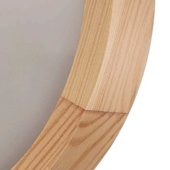 Envostar Wandleuchte Kris - L x B x H: 8 x 27,5 x 14 cm, Holz hell, E27 - Nahaufnahme eines runden Rahmens aus hellem Naturholz, mit sichtbarer Maserung und Fügestellen um eine graue Fläche.