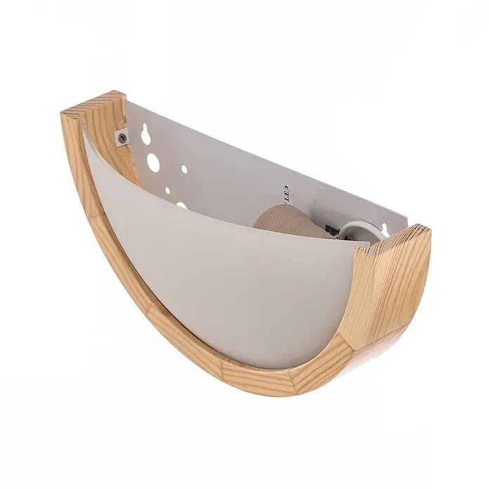 Envostar Wandleuchte Kris - L x B x H: 8 x 27,5 x 14 cm, Holz hell, E27 - Wandleuchte aus Holz mit gebogenem Naturholzrahmen und mattgrauem, halbrundem Schirm, auf einer weißen Rückplatte.