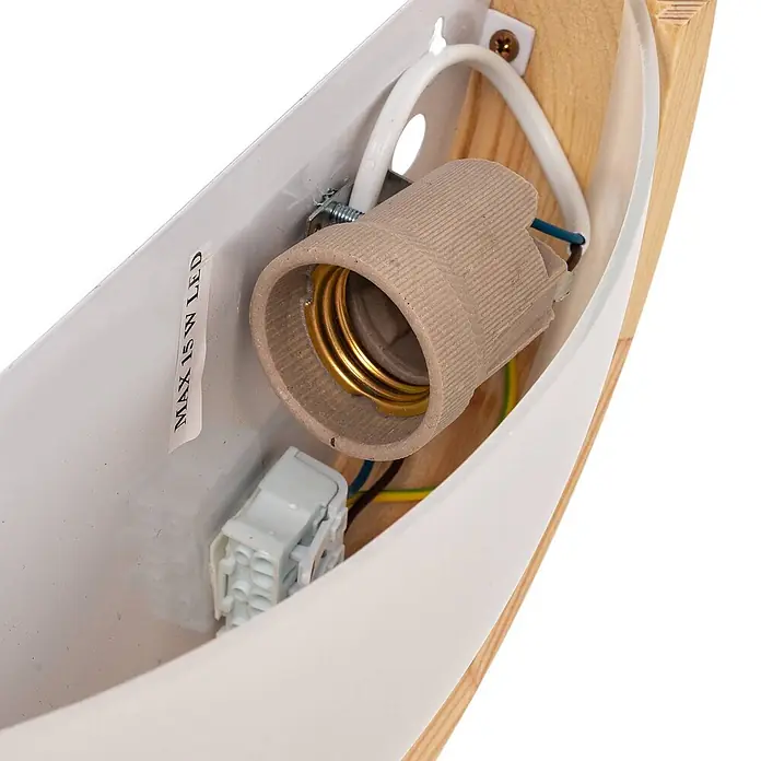 Envostar Wandleuchte Kris - L x B x H: 8 x 27,5 x 14 cm, Holz hell, E27 - Innenansicht einer Wandleuchte mit Keramik-E27-Fassung, Verkabelung, Klemme und 'MAX 15 W LED'-Aufschrift.