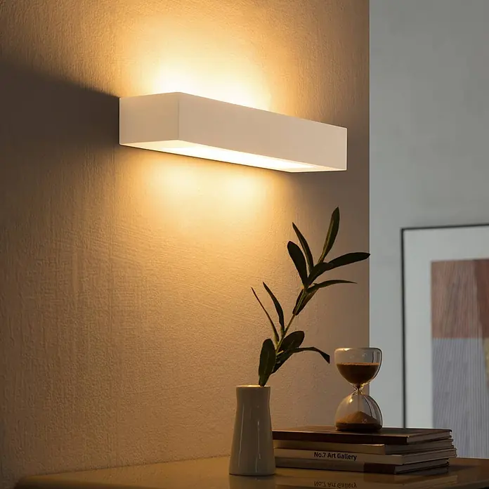 Lindby Wandleuchte Matteo - L x B x H: 9,5 x 36 x 6 cm, weiß / opal, E14 - Weiße rechteckige Wandleuchte, an einer strukturierten Wand montiert, spendet warmes Auf- und Ablicht.