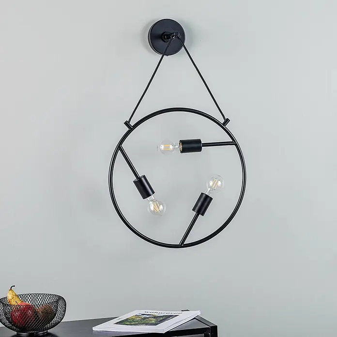 Lucande Wandleuchte Linnard - L x B x H: 45 x 45 x 65,5 cm, schwarz, E27 - Schwarze Metall-Wandleuchte mit rundem, geometrischem Rahmen und drei sichtbaren Glühbirnen, aufgehängt an einer runden Wandhalterung.