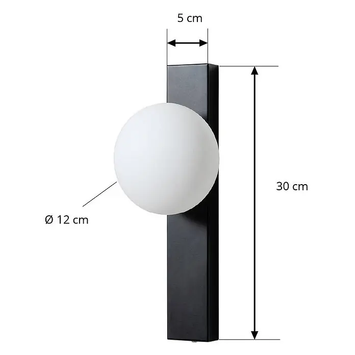 Lindby Wandleuchte Tavrik - schwarz, weiß / opal, G9 - Schwarze Wandleuchte mit weißem Kugel-Diffusor. Gesamthöhe 30 cm, 5 cm tief, 12 cm Kugeldurchmesser.