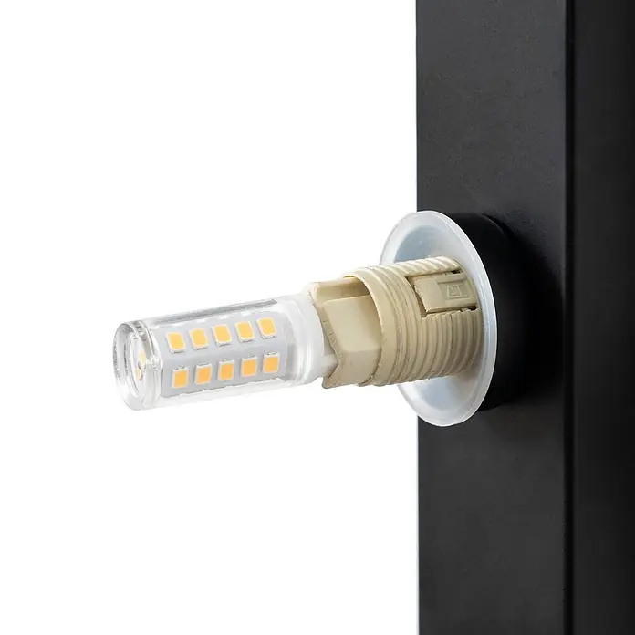 Lindby Wandleuchte Tavrik - schwarz, weiß / opal, G9 - Klare LED-G9-Birne mit gelben Chips, eingesetzt in eine hellfarbige G9-Fassung auf einer schwarzen quadratischen Halterung.